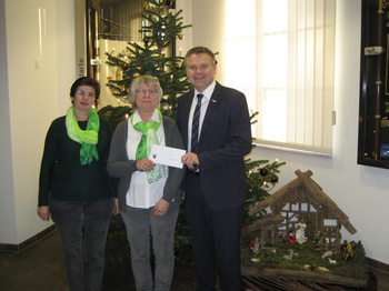 Elisabeth Schreibe, Monika Schmiedeler mit Bürgermeister Thomas Grosche