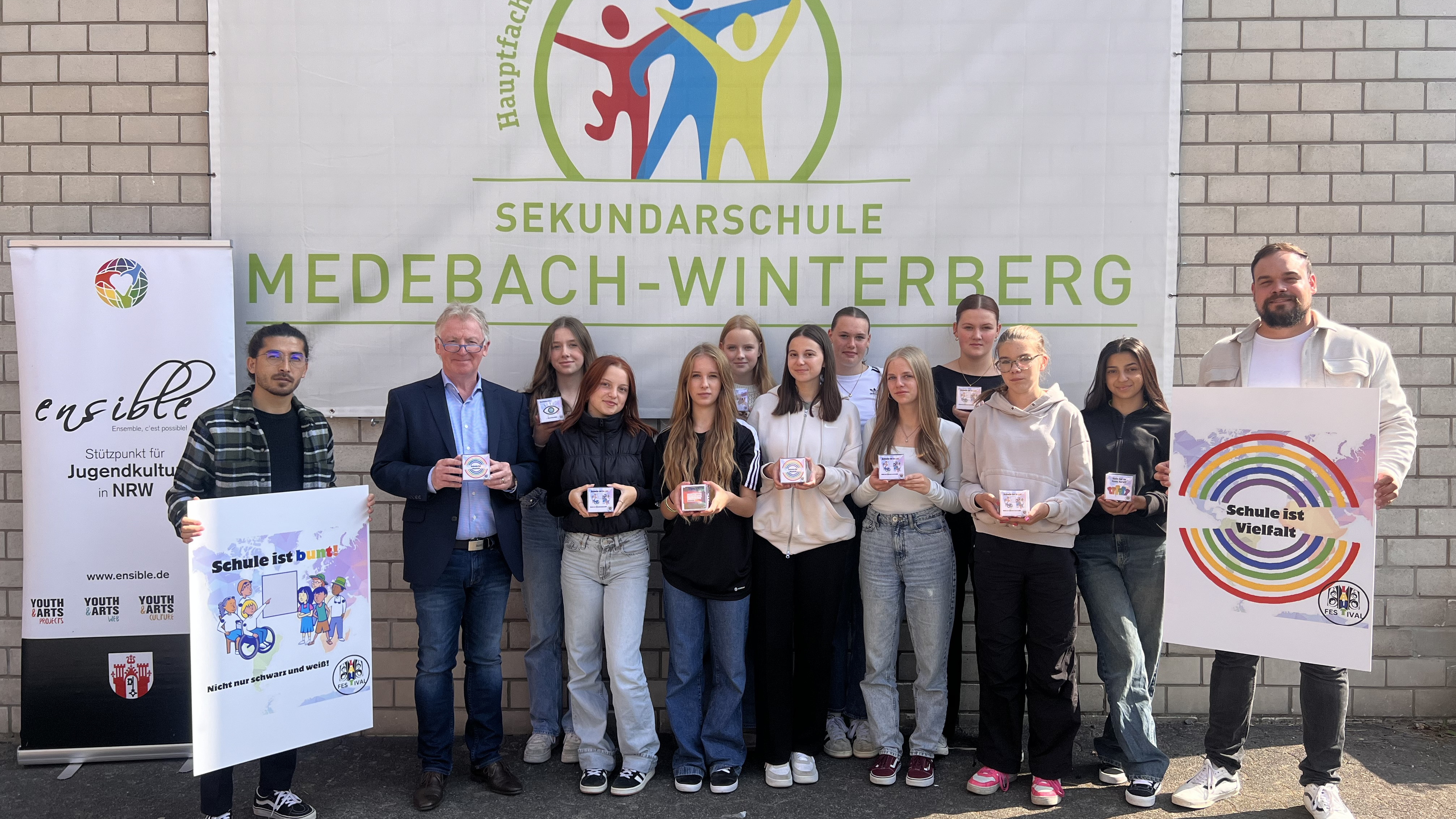 Schule ist bunt: Jugendliche setzen Zeichen für Zusammenhalt in Medebach